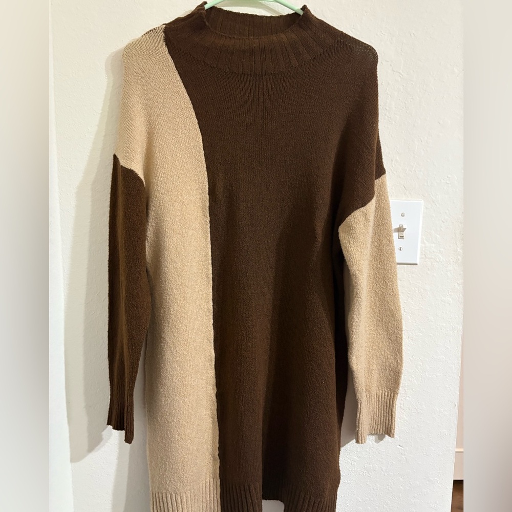 Absolutely Famous Brown Color-block Sweater. Perfect for the Fall🎃season. NWOT.